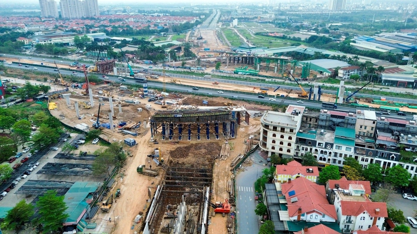 Cuộc đua đầy kịch tính của bất động sản dọc Đại lộ Thăng Long.