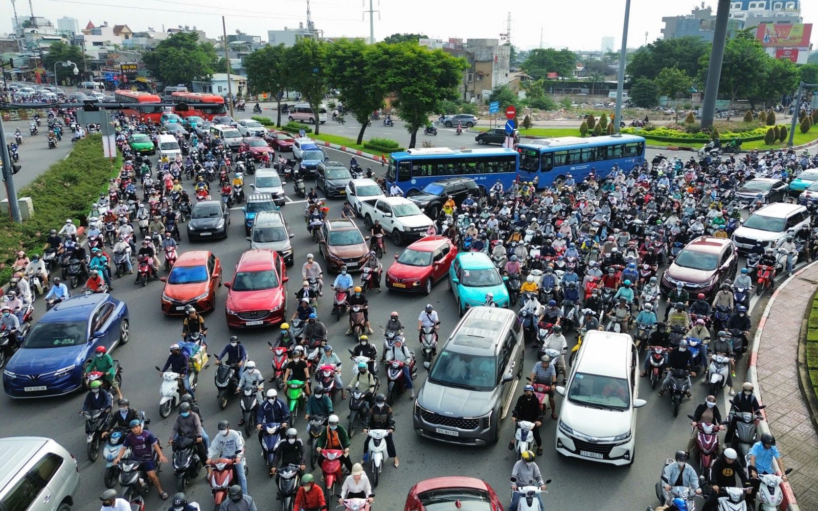 Quốc lộ 13 đang được TP.HCM đẩy nhanh giải phóng mặt bằng để mở rộng.