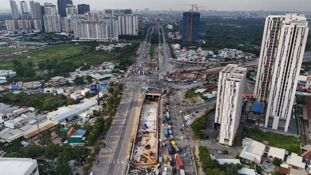 Bất động sản Đông – Tây TP.HCM: Kẻ tám lạng — người nửa cân